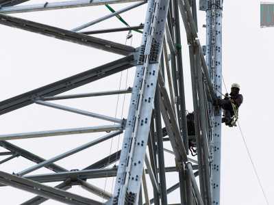...attaccato a un cavo cerca l�equilibrio librandosi in aria