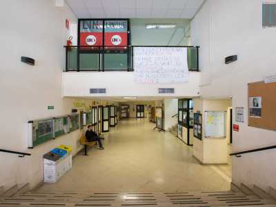 Varchiamo il portone e scendiamo quattro gradini, per ritrovarci in un ingresso marcatamente moderno, predominato dai colori bianco, nero e avana
