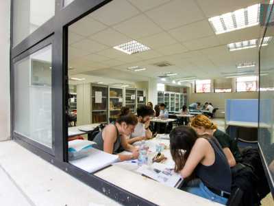 ...e biblioteche popolate da studenti, ripensiamo a quando questo colosso di vetro e cemento era la casa di Topolino e 500. Un pezzo di una Bari �rampante�, fortunatamente salvato dalle famigerate ruspe degli anni 80