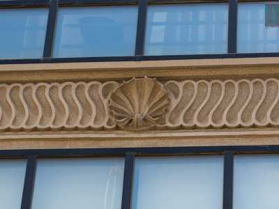 ...e fregi decorati con conchiglie
