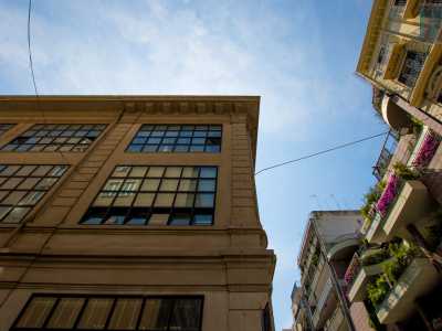 Ovvero un edificio le cui vetrate rappresentano sicuramente l�elemento pi� suggestivo, sia per le dimensioni che per la suddivisione a quadri marcata da infissi neri