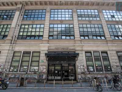 L�ingresso principale si trova in via Garruba, segnalato da una pensilina in ferro battuto...