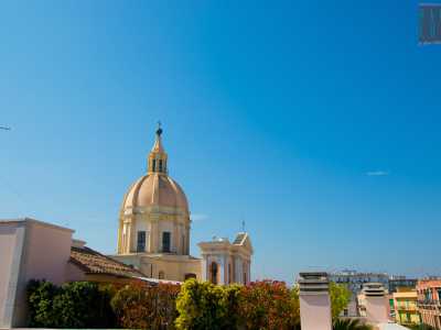 La si scorge dappertutto, con il suo color rosa pallido e i suoi 50 metri di altezza: � la cupola della settecentesca Sant�Agostino, chiesa situata a Giovinazzo, in provincia di Bari