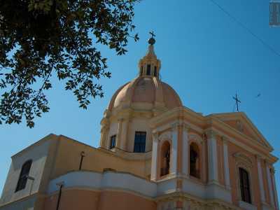 Su tutto domina per� l�enorme cupola, caratterizzata da arconi che sorreggono la struttura e con un tamburo circondato da finestre e coppie di semicolonne ioniche. Termina con una �lanterna� su cui si staglia la croce