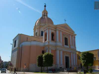 Il tempio si erge su piazza Sant�Agostino, tra la villa comunale e la stazione. La chiesa � in stile neoclassico. Presenta una facciata simmetrica divisa in due parti da un cornicione che culmina con un timpano triangolare