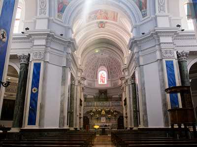 ...ci ritroviamo in una chiesa a croce greca iscritta in un quadrato: un ambiente elegantemente ristrutturato, dove a farla da padrone sono i marmi e le pareti colorate