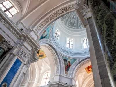 Al centro della navata principale, sulle nostre teste si staglia il cupolone, i cui pennacchi sono decorati con affreschi dell�artista Giuseppina Pansini