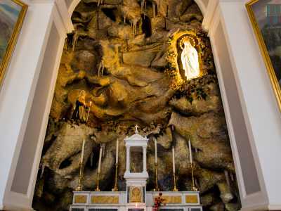 Dopo aver oltrepassato una cappella laterale che riproduce la grotta della Madonna di Lourdes, simile a quella ospitata nella chiesa di San Giuseppe di Bari, ci avviciniamo all�ingresso