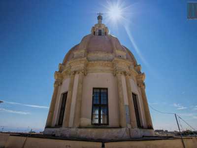E una volta arrivati in cima, possiamo ammirare finalmente da vicino la grande cupola: una costruzione maestosa e austera che guarda Giovinazzo dall�alto...