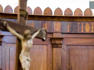 Del resto anche l�elegante coro ligneo situato dietro l�altare presenta �misteriosi� segni che fanno riferimento all�antico Egitto. Si va da disegni che richiamano faraoni e sfingi...