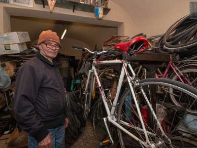 Ci presenta anche la sua bici, una Bianchi in carbonio: la stessa che utilizza ogni giorno per venire a Madonnella dal quartiere Picone, l� dove vive solo da quando � morta sua moglie 5 anni fa