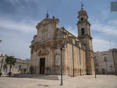 Alla destra della struttura si eleva il campanile, restaurato nel 1936 dopo essere stato danneggiato da un fulmine