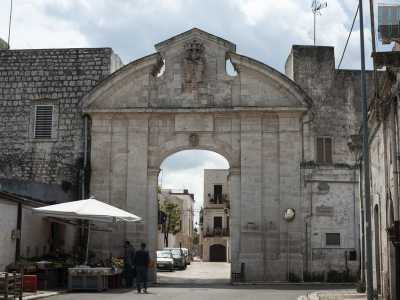...e conduce dopo 400 metri a un grande arco in pietra bianca. Siamo davanti all�antico ingresso di Loseto vecchia, fatto costruire nel 1778 da Francesco De Ruggiero, figlio di Cesare