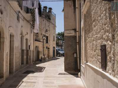 Ci inoltriamo ora tra le bianche e strette stradine del borgo...