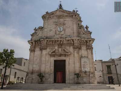 A dominare � la maestosa San Giorgio Martire, chiesa del XII secolo completamente ricostruita in stile tardo barocco nel 1767