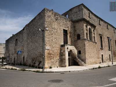...mentre il retro presenta una loggia a serliana