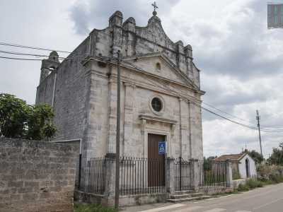 Procedendo infine su via Cavour, ci imbattiamo nella Madonna del Popolo: fatta costruire nel 1858 dalla famiglia Fascina, � una chiesa molto amata e curata dai losetani, seppur inutilizzata da tempo