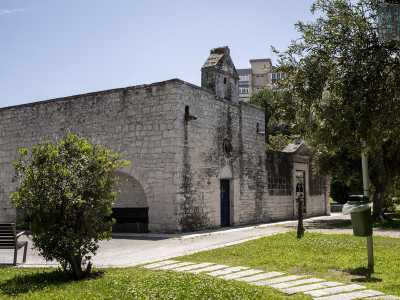 Tra i �grattacieli� si trova per� un edificio religioso degno di menzione. E� la cappella rurale del Santissimo Salvatore una chiesetta del 1418 oggi inglobata in un giardino pubblico