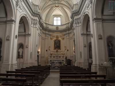 L�interno, a navata unica, � caratterizzato da un presbiterio posto in un�abside semicircolare e separato dai banchi dei credenti da un arco trionfale a tutto sesto