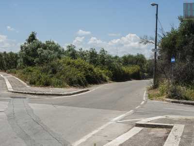 Noi continuiamo su viale Trisorio-Liuzzi che a un certo punto si divide. A sinistra porta fino ad Adelfia, a destra invece cambia nome in via Crispi...