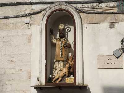 Ad ovest invece, in una nicchia, fa bella mostra di s� una statua in pietra del 1850 raffigurante �San Nicola nero�, simile a quella custodita nella cappella situata di fronte all�entrata del Porto