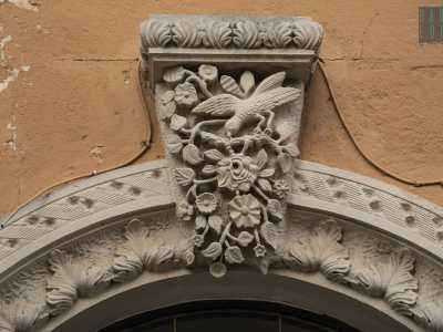 ...segnato da edifici sui quali � facile imbattersi in stemmi raffiguranti tre rose. Si tratta dell�antico simbolo di Loseto, che nel 400 per un errore di trascrizione della cancelleria aragonese fu a lungo chiamato Roseto