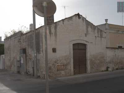 Sui lati opposti scopriamo poi due �attrattive� locali. Ad est ecco l�antico forno a legna del 1836, dove fino a vent�anni fa si cuoceva il pane ancora con metodi tradizionali
