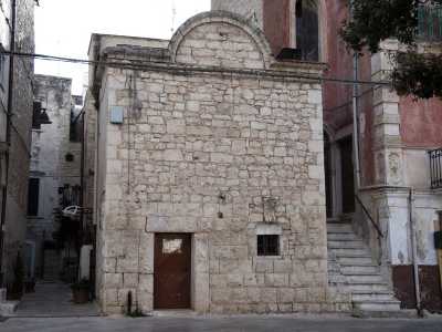 Ritorniamo sulla piazzetta, per incontrare di fronte alla chiesa una piccola struttura di pietra calcarea, cornicione aggettante e timpano curvilineo. � ci� che resta del palazzo del Sedile del XVI secolo