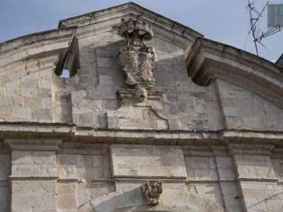 Sul monumento, costituito da un imponente fornice affiancato da lesene e sormontato da un timpano, compare lo stemma baronale della famiglia e una targa che elogia l�operosit� del contado