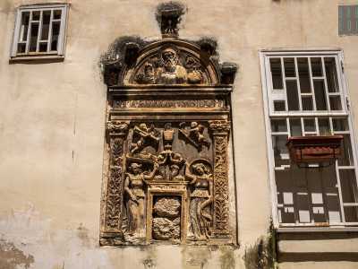 Tra le chicche presenti nel centro storico, spicca su una parete di vicolo Madonna una sorta di edicola religiosa composta da un elegante bassorilievo in materiale tufaceo: raffigura due immagini femminili sovrastate dalla figura del Creatore