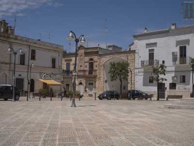 Una volta attraversato, ci immettiamo nella graziosa piazza Vittorio Emanuele III, pavimentata a �chianche� e resa vivace dal colore verde degli alberi che la circondano
