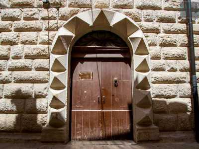 Accediamo ora nel ventre dell'edificio
