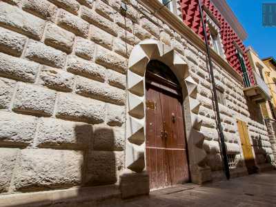 Il Palazzo De Mattis di Corato, meglio noto come "Palazze de re p�te pezzute". Il motivo del soprannome sta nel suo affascinante rivestimento rossiccio in bugnato a punta di diamante...

