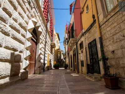 ...che ci porta in via De Mattis, l� dove si staglia la facciata principale del palazzo, divisa in due parti...