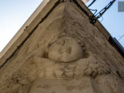 ...mentre il volto di un cherubino � l� a testimoniarne la fede cattolica della famiglia