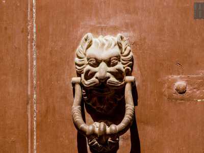 ...il cui battiporta raffigura un grifone, simbolo dei Griffi