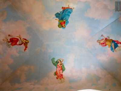 Volgiamo cos� lo sguardo verso l'alto, ammirando su uno dei soffitti un affresco realizzato in et� moderna. Il disegno ritrae un cielo con quattro donne, ciascuna raffigurante una virt� raccomandata dal cattolicesimo: la prudenza, la giustizia, la forza e la temperanza