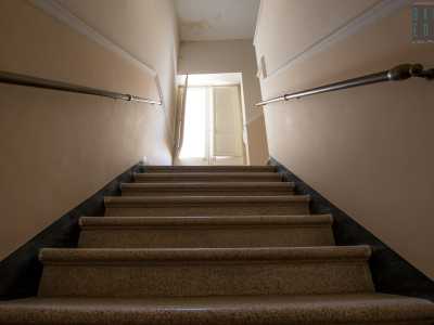 Davanti a noi imbocchiamo la scalinata in pietra lavica che conduce al piano superiore, quello nobiliare