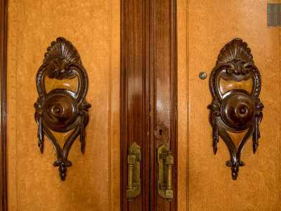 L'accesso alle stanze avviene attraverso due porte in legno con decorazioni di cinque secoli fa
