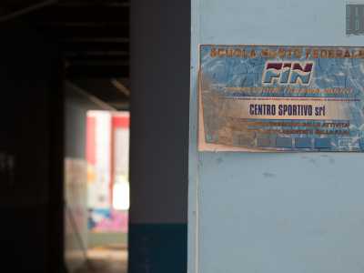 Scendendo le scale, giungiamo infine in quello che era il fiore all�occhiello del centro: la piscina. La Primus rientrava anche tra le scuole di nuoto ufficiali: su un muro � ancora affissa la targa attestante le attivit� regolamentate dalla Federazione