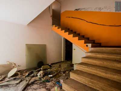 ...percorriamo una rampa di scale che ci porta al piano superiore, dove si trovavano l'area wellness e gli uffici amministrativi
