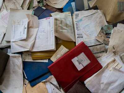 ...mentre i pavimenti degli uffici sono completamente ricoperti da faldoni di documenti...