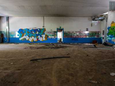 Qui si cominciano a osservare quei murales che nel corso degli anni sono andati a ricoprire tutti i muri...