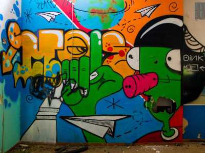 ...graffiti e disegni coloratissimi che donano un po� di vita al grigiore circostante