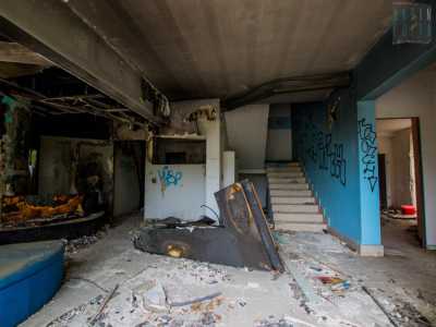 ...ci ritroviamo in quella che doveva essere la reception, di cui non resta che una catasta di macerie