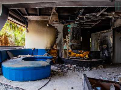 Un rogo ha evidentemente bruciato il tutto, persino parte del soffitto, risparmiando solo un divano blu che doveva servire a far accomodare gli ospiti che entravano