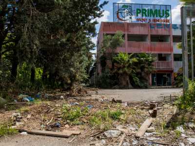 L�edificio lo si scorge percorrendo la provinciale 236 che porta a Sannicandro e Cassano. Per raggiungerlo basta imboccare l�uscita Bitritto Nord, fino a giungere in via dei Cedri, dove si staglia, spalancato, il cancello d�ingresso del complesso