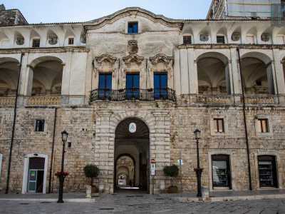 Il nostro punto di partenza � piazza dei Martiri, l� dove si staglia Palazzo De� Mari, sede del Municipio di Acquaviva