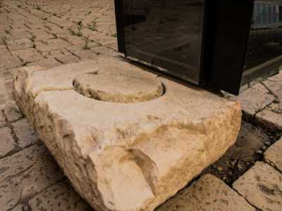 ...seppur interrato � messo in evidenza dalla presenza di una stele di pietra e di una targa commemorativa