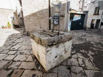 Da qui proseguiamo su via Squicciarini e, una volta costeggiata la Torre dell�Orologio, entriamo in una corte dal pavimento a �chianche� sulla quale fa bella mostra di s� il �pozzo salso�
